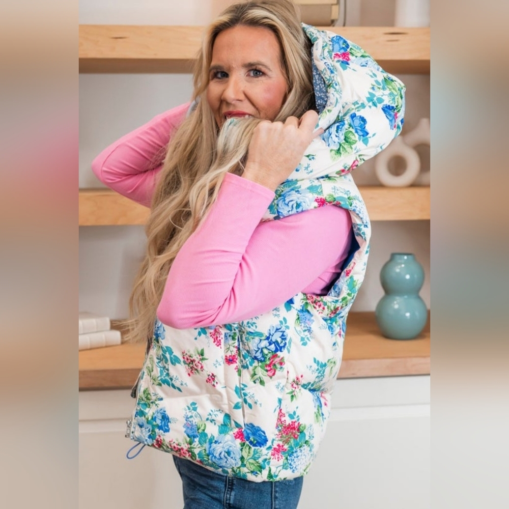 Blue Floral Quilted Vest With Hood. Size Large. - Picture 2 of 9